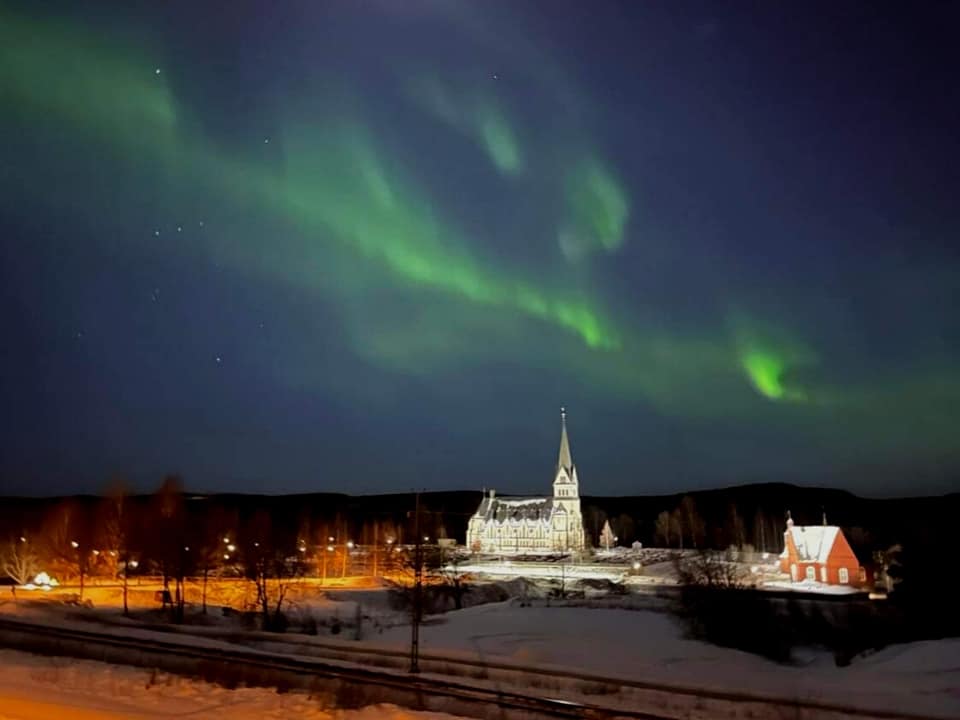 Vindelns kyrka och norrsken på himlen. Church of Vindeln with Aurora in the sky.